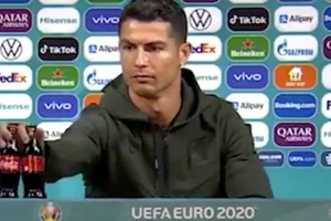 Ronaldo cất 2 chai Coca-Cola khỏi tầm nhìn.