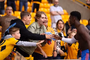"Hành động đẳng cấp" của Pogba đối với cổ động viên Wolves.