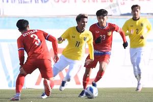 U23 Thái Lan (áo vàng) thắng U23 Lào 3-0 chiều 28/10.