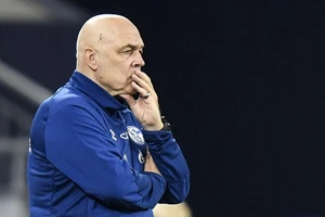 Christian Gross là huấn luyện viên thứ 4 trong mùa này bị Schalke sa thải.