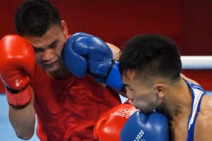 Nguyễn Văn Đương (găng đỏ) trong trận thua Erdenebatyn Tsendbaatar tại Olympic Tokyo 2020.