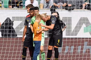 Cổ động viên nhí "phá đám" trận đấu để xin chữ ký thần tượng Haaland.