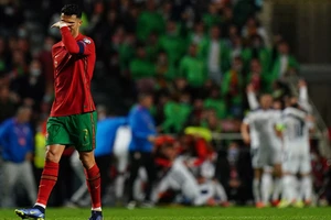 Ronaldo bật khóc nức nở khi đội nhà thua sốc Serbia 1-2.