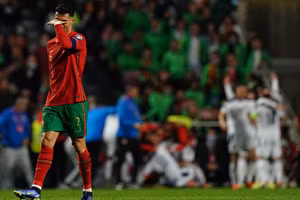 Ronaldo bật khóc nức nở khi đội nhà thua sốc Serbia 1-2.