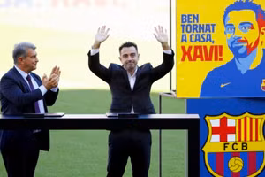 Xavi trong buổi lễ ra mắt Barca chiều 8/11.