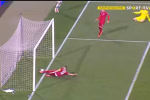 Bồ Đào Nha bị "cướp" bàn thắng ở phút bù giờ cuối cùng.