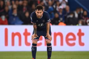 Messi chấn thương không thể góp mặt trong chuyến làm khách của PSG đến Metz.