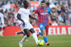 Aguero ghi bàn sau khi được tung vào sân nhưng không thể giúp Barca tránh thất bại trước Real Madrid.