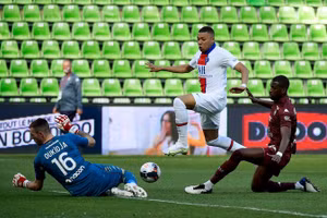 Mbappe trình diễn phong độ chói sáng trong chiến thắng của PSG trước Metz.