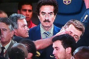 Khoảnh khắc Mourinho chọc tay vào mắt Vilanova.