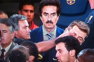 Khoảnh khắc Mourinho chọc tay vào mắt Vilanova.