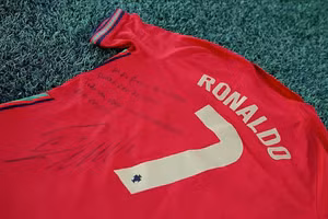 Ronaldo sẽ bán đấu giá chiếc áo số 7 kèm chữ ký vào ngày 24/12 để ủng hộ nạn nhân núi lửa La Palma.