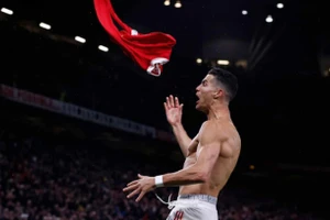 Ronaldo cởi áo ăn mừng bàn thắng vào lưới Villarreal ở lượt trận thứ hai Champions League.