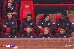 Ronaldo phải dự bị khi Man Utd tiếp Everton ở vòng 7 Ngoại hạng Anh.