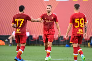 AS Roma do Mourinho dẫn dắt thắng 10-0 trước đội bóng nghiệp dư của Italia.