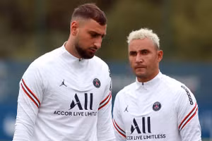 Thủ môn Donnarumma (trái) đang phải dự bị cho Keylor Navas ở PSG