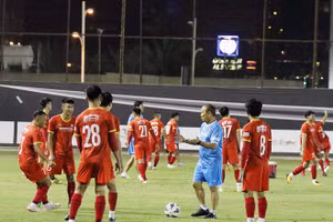 Thầy Park tham gia "đá ma" cùng các học trò.