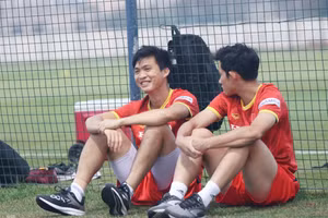 Tuấn Anh đã nở nụ cười tươi khi ngồi trò chuyện cùng Hai Long đang bị căng cơ.