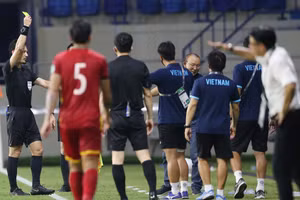 Thầy Park nhận thẻ vàng vì bảo vệ Hồng Duy trong trận thắng Malaysia 2-1.