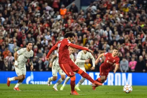 Salah lỡ cơ hội đưa Liverpool vươn lên dẫn 2-0 từ chấm 11m ở phút 14.