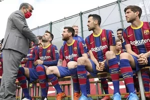 Chủ tịch Joan Laporta nói chuyện với các cầu thủ Barca.