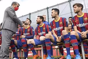 Chủ tịch Joan Laporta nói chuyện với các cầu thủ Barca.