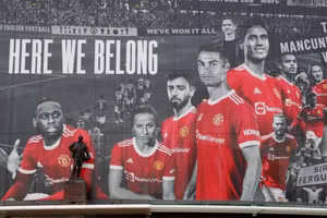 Ronaldo chiếm vị trí trung tâm cùng với các đồng đội mới của Manchester United