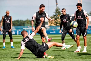 Video: Cầu thủ PSG "nổi điên" vì Messi thể hiện trình quá cao trong tập luyện