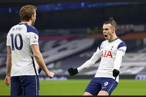 Gareth Bale chia vui bàn thắng với Harry Kane.