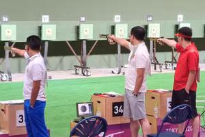 Xuân Vinh (giữa) thất bại ngay vòng loại nội dung sở trường tại Olympic Tokyo 2020.