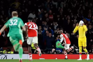 Cầu thủ Arsenal ăn mừng nhờ thoát thua phút chót.