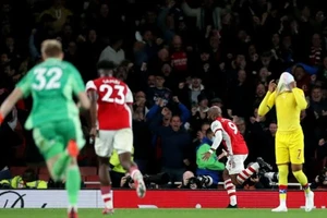 Cầu thủ Arsenal ăn mừng nhờ thoát thua phút chót.