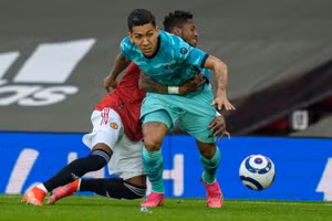 Liverpool và Man Utd "đau đầu" vì mất trụ cột do án phạt treo giò của FIFA.