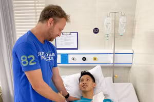 HLV CLB TP.HCM tới viện thăm hỏi, động viên Hùng Dũng.