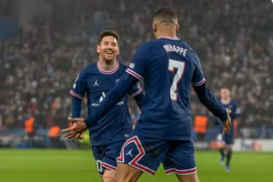 Mbappe và Messi chia vui cùng nhau.