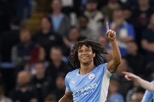 Ake ăn mừng bàn thắng trong chiến thắng 6-3 của Man City dẫn trước RB Leipzig