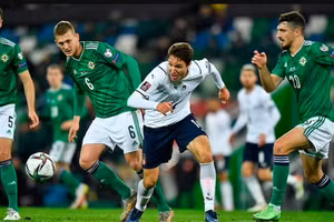 Italia (áo trắng) bất lực trong việc ghi bàn vào lưới Bắc Ireland hôm 16/11.