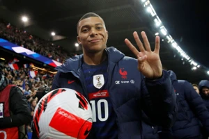 Mbappe giơ 4 ngón tay ám chỉ số bàn thắng anh có được trong trận gặp Kazakhstan.