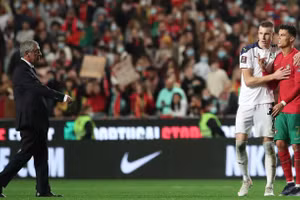 HLV Fernando Santos bênh vực Ronaldo dù bị học trò tỏ thái độ.