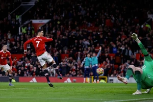 Ronaldo ghi bàn nâng tỷ số lên 3-0 cho Man Utd.