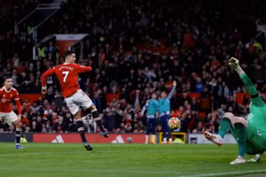 Ronaldo ghi bàn nâng tỷ số lên 3-0 cho Man Utd.