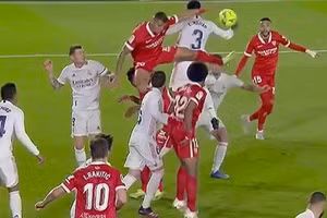 Real Madrid bị thổi phạt đền oan ức?