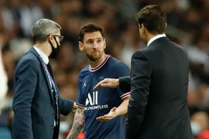 Messi miễn cưỡng khẽ chạm tay HLV Pochettino khi bị thay ra.