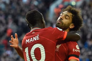 Salah ghi siêu phẩm sau khi kiến tạo bàn mở tỷ số cho Mane.