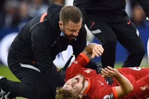 Harvey Elliott vỡ mắt cá trong trận đấu của Liverpool với Leeds thuộc vòng 4 Ngoại hạng Anh.