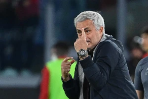 Mourinho bỏ dở họp báo vì sợ bị... cấm thi đấu