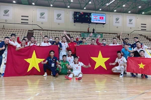 Tuyển futsal Việt Nam mừng chiến tích lần thứ 2 dự World Cup.