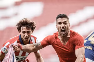 Suarez ăn mừng bàn thắng ấn định tỷ số 2-1 cho Atletico ở phút 89.