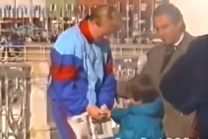 Khoảnh khắc cậu nhóc Pique xin chữ ký của Koeman.