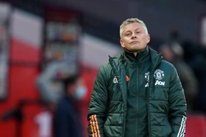 Thuyền trưởng Man Utd "đau lòng" chúc mừng địch thủ Man City vô địch Ngoại hạng Anh.